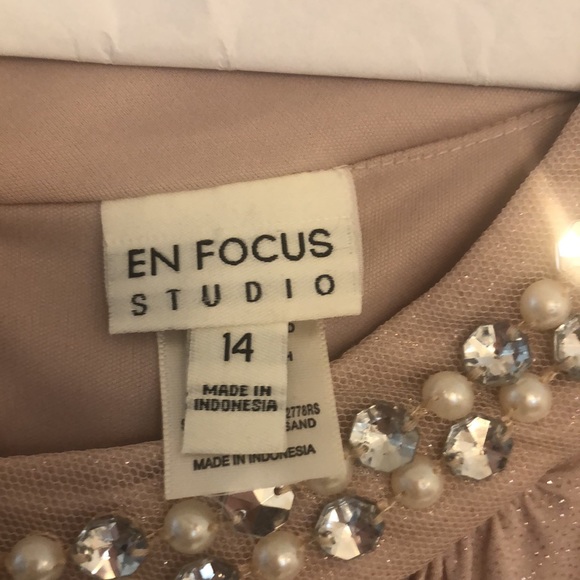 Size 14 women’s evening gown tan with sparkle through out (en focus) - Picture 2 of 7